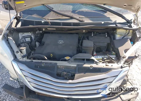 2015 Toyota Sienna Xle 8 Passenger z USA, uszkodzony, nr VIN 5TDYK3DC4FS681031